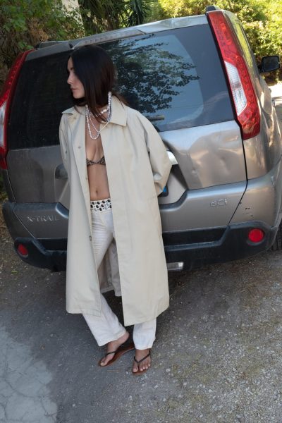 pyoma-vintage-organic-stone-beads-necklace-trenchcoat-long-coat-linen-pants-stacked-necklces-leopard-copenhagen-brown-hair