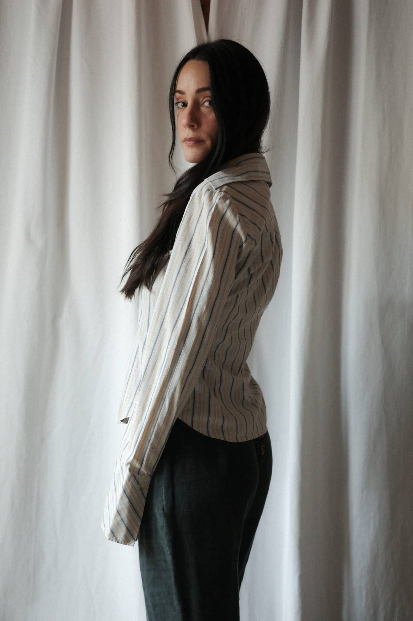 Fitted striped shirt in a lightweight woven fabric with vertical stripes and long sleeves